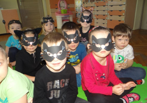 przedszkolaki w maskach kotów